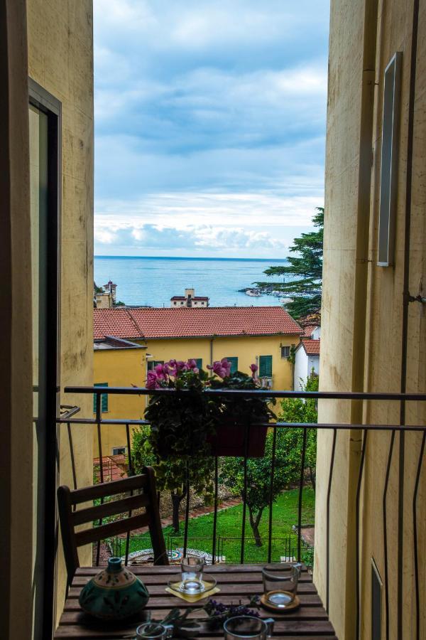 Camera Matrimoniale con Balcone e Vista Mare